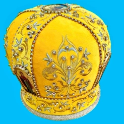 Митра вышитая бархат камни 58р. желтая.