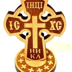 Крест дерево на подставке гравированный 