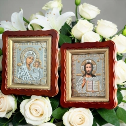 Вінчальна пара у деревянному фігурному кіоті 24х27 см.