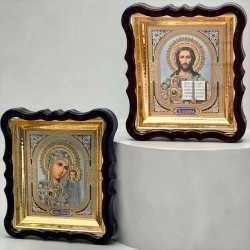 Вінчальна пара в кіоті із пластмаси декорована камінням та з капсулою ладана.