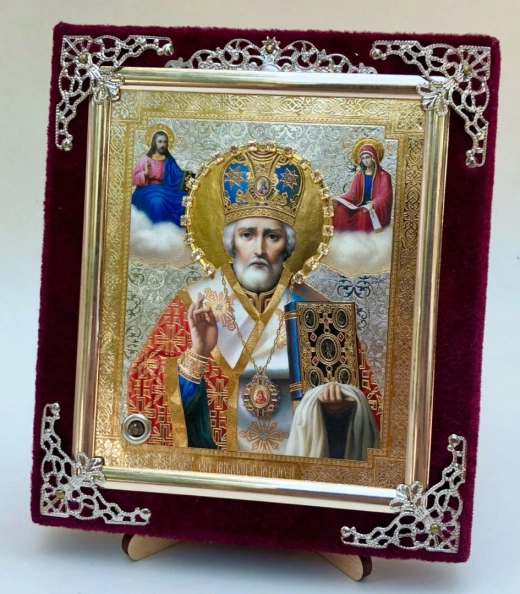 Икона в ассортименте с частицей ладана, бархат с украшениями.