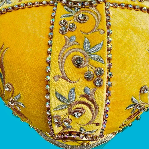 Митра вышитая бархат камни 58р. желтая.