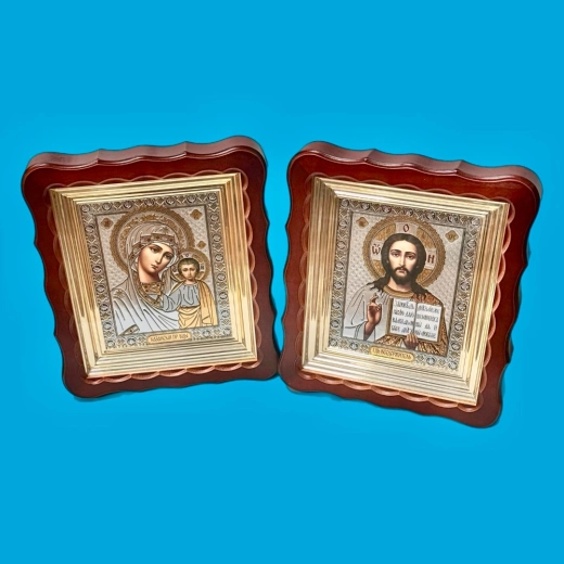 Венчальная пара в деревянном фигурном киоте 24х28 см. темный