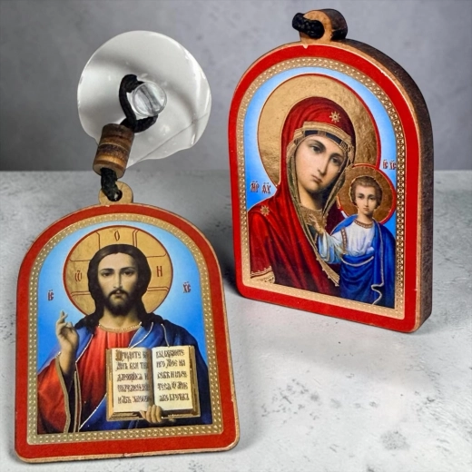 Икона в авто на происоске дерево.5х3.5 см.