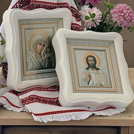 Венчальная пара икон 20х18 см. киот дерево белый цвет литография.